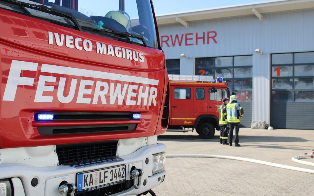 Dinas Damkar Mempawah Bantu Tabrakan Kendaraan di Sekolah